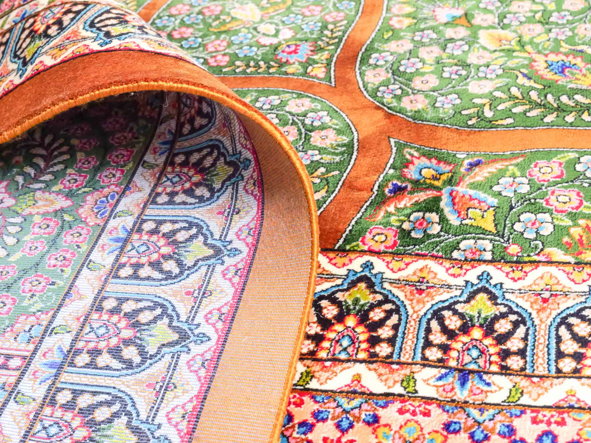 Ghom Maschinenteppich "Goshasp" 350 x 250 cm, mit Medaillon, aus pflanzlicher Seide (Viskose), Braun-Grün. Teppichnummer: V40WN875H. Persian Luxury Collection by Khademi. Made in Iran / Persia – Vertrieb durch JUPITER Intl.