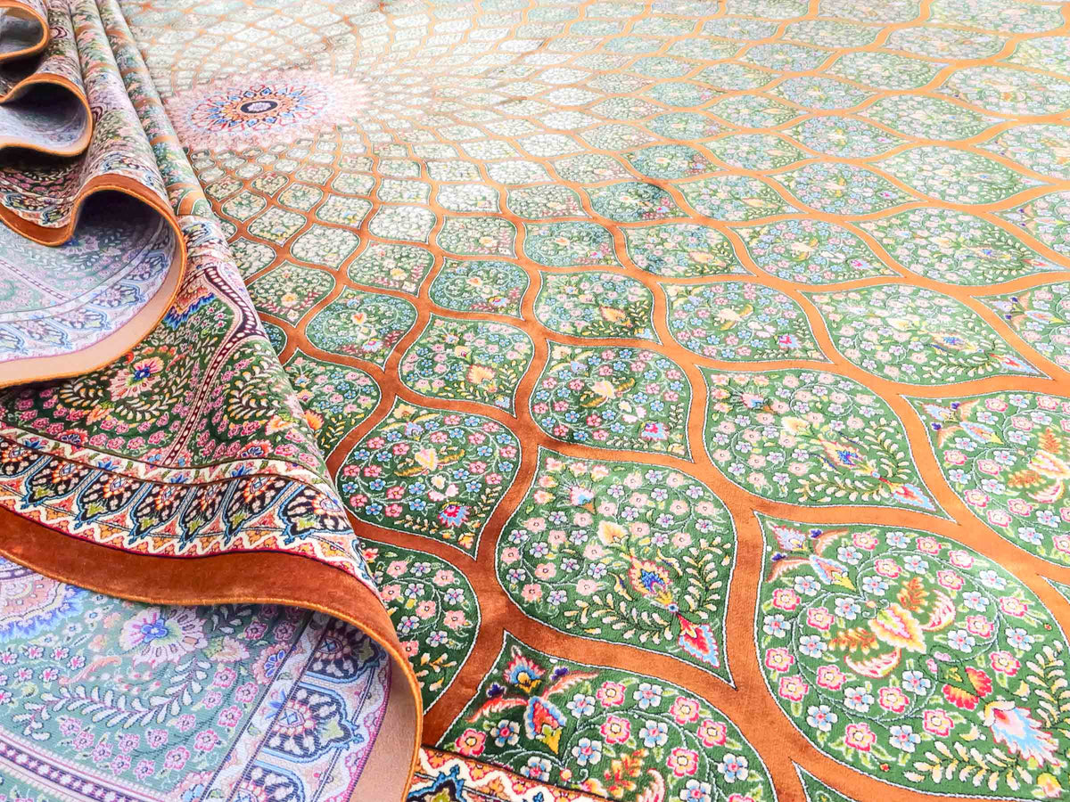 Ghom Maschinenteppich "Goshasp" 350 x 250 cm, mit Medaillon, aus pflanzlicher Seide (Viskose), Braun-Grün. Teppichnummer: V40WN875H. Persian Luxury Collection by Khademi. Made in Iran / Persia – Vertrieb durch JUPITER Intl.