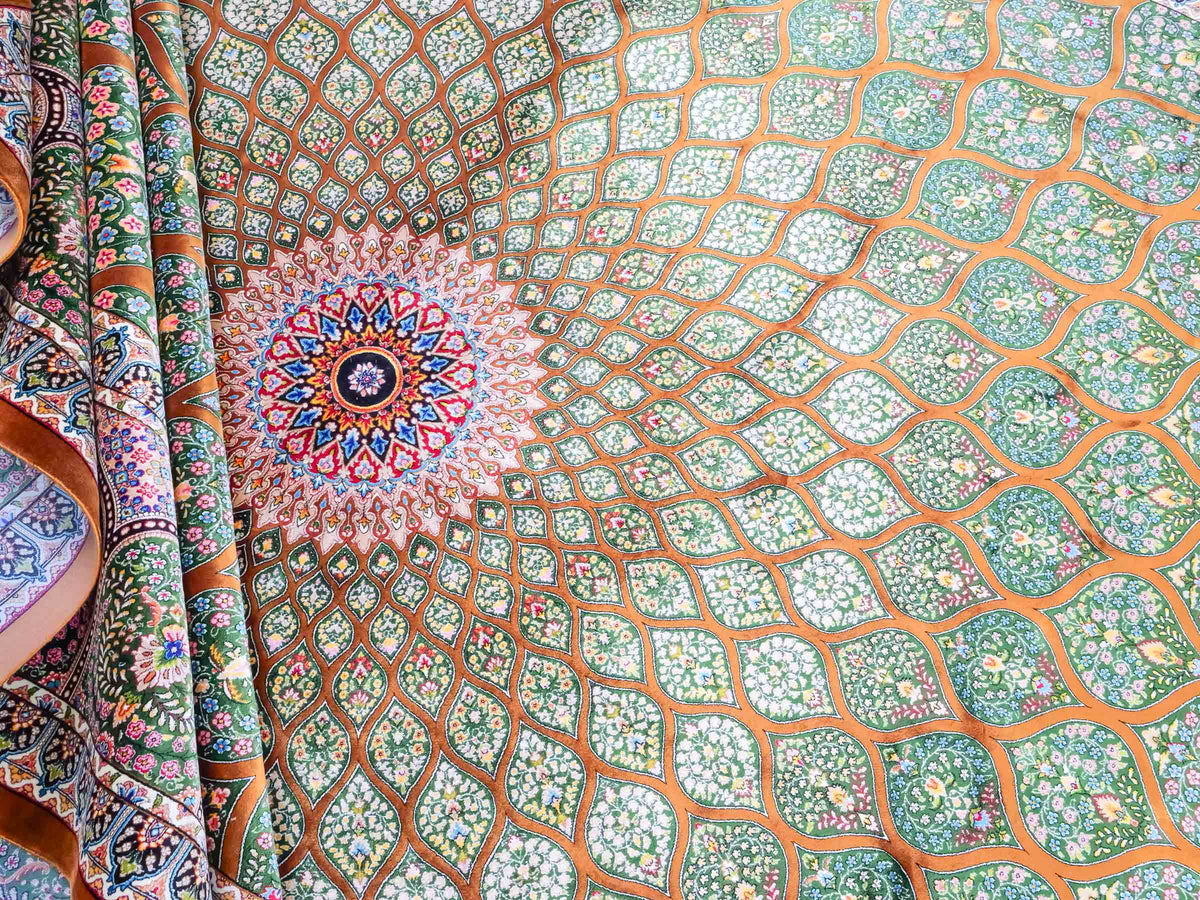 Ghom Maschinenteppich "Goshasp" 350 x 250 cm, mit Medaillon, aus pflanzlicher Seide (Viskose), Braun-Grün. Teppichnummer: V40WN875H. Persian Luxury Collection by Khademi. Made in Iran / Persia – Vertrieb durch JUPITER Intl.