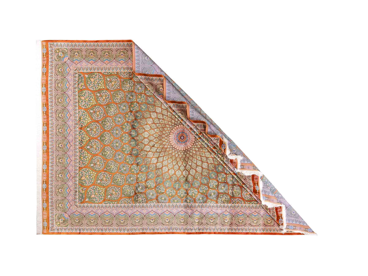 Ghom Maschinenteppich "Goshasp" 350 x 250 cm, mit Medaillon, aus pflanzlicher Seide (Viskose), Braun-Grün. Teppichnummer: V40WN875H. Persian Luxury Collection by Khademi. Made in Iran / Persia – Vertrieb durch JUPITER Intl.