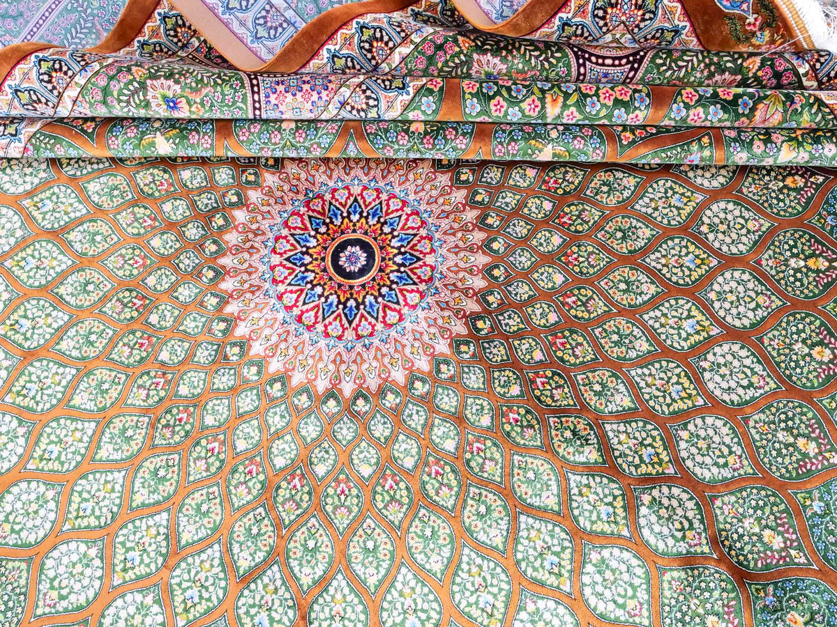 Ghom Maschinenteppich "Goshasp" 350 x 250 cm, mit Medaillon, aus pflanzlicher Seide (Viskose), Braun-Grün. Teppichnummer: V40WN875H. Persian Luxury Collection by Khademi. Made in Iran / Persia – Vertrieb durch JUPITER Intl.