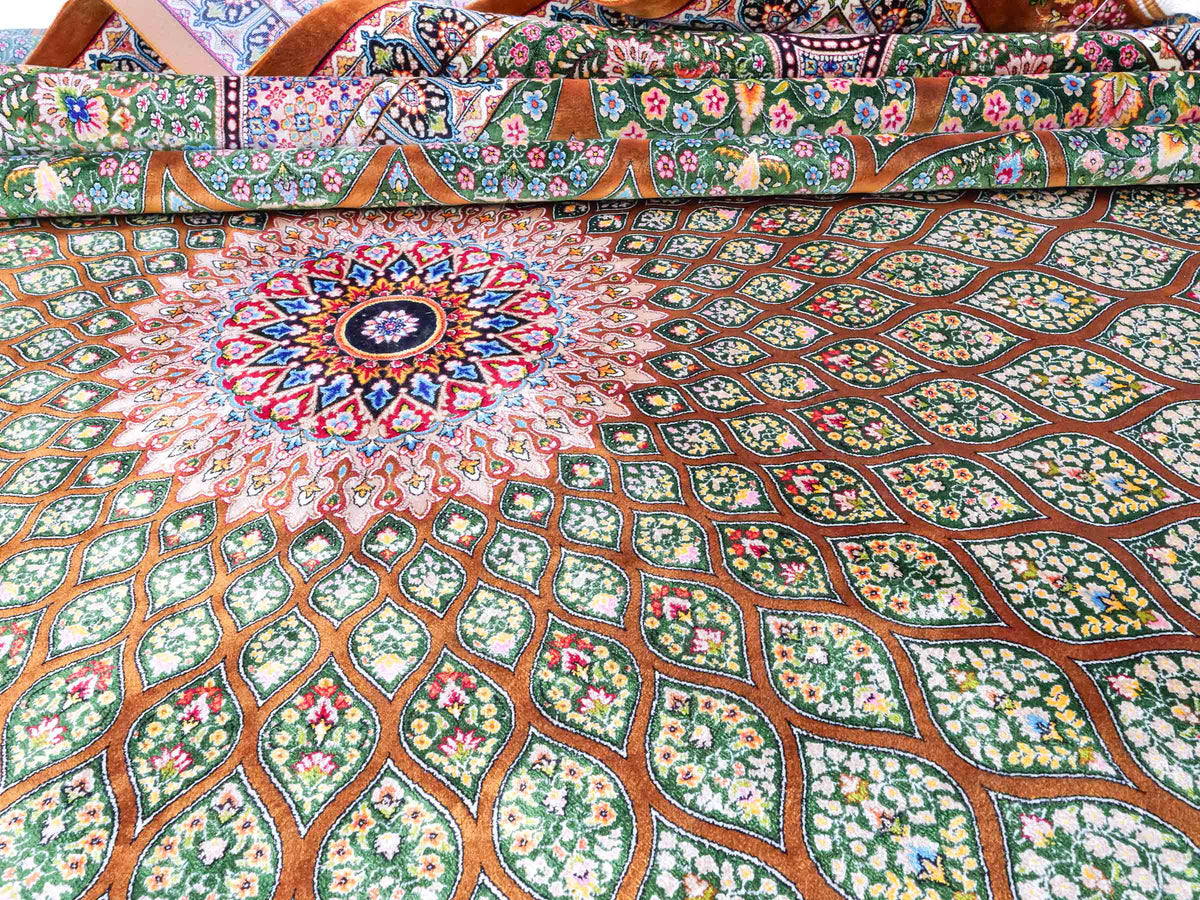 Ghom Maschinenteppich "Goshasp" 350 x 250 cm, mit Medaillon, aus pflanzlicher Seide (Viskose), Braun-Grün. Teppichnummer: V40WN875H. Persian Luxury Collection by Khademi. Made in Iran / Persia – Vertrieb durch JUPITER Intl.
