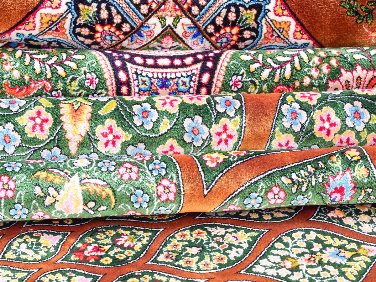 Ghom Maschinenteppich "Goshasp" 350 x 250 cm, mit Medaillon, aus pflanzlicher Seide (Viskose), Braun-Grün. Teppichnummer: V40WN875H. Persian Luxury Collection by Khademi. Made in Iran / Persia – Vertrieb durch JUPITER Intl.