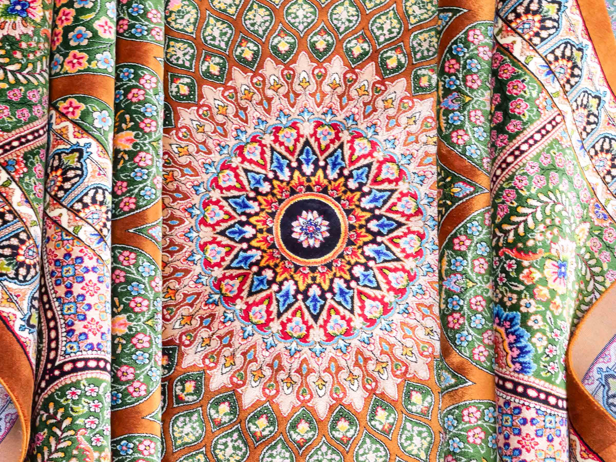 Ghom Maschinenteppich "Goshasp" 350 x 250 cm, mit Medaillon, aus pflanzlicher Seide (Viskose), Braun-Grün. Teppichnummer: V40WN875H. Persian Luxury Collection by Khademi. Made in Iran / Persia – Vertrieb durch JUPITER Intl.