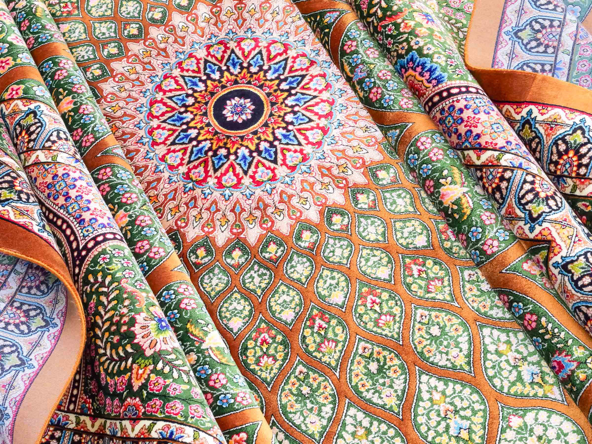 Ghom Maschinenteppich "Goshasp" 350 x 250 cm, mit Medaillon, aus pflanzlicher Seide (Viskose), Braun-Grün. Teppichnummer: V40WN875H. Persian Luxury Collection by Khademi. Made in Iran / Persia – Vertrieb durch JUPITER Intl.
