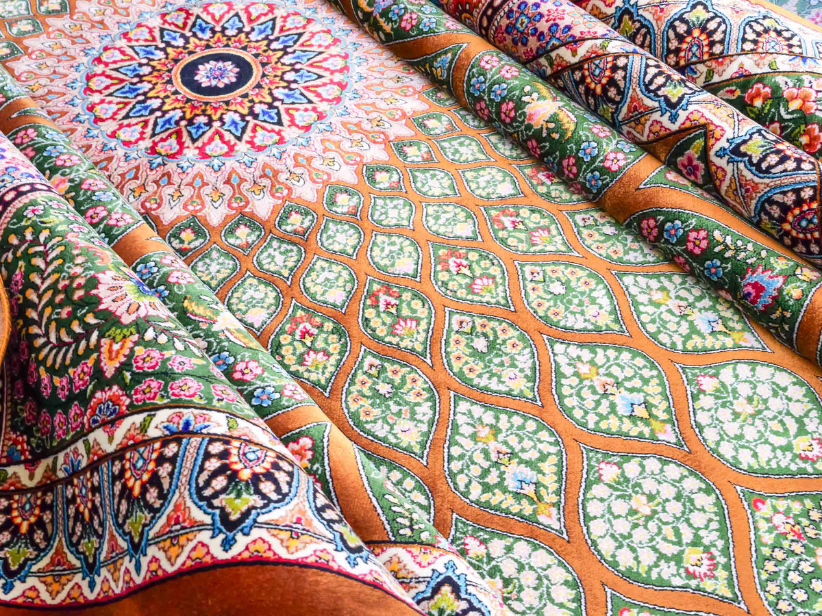 Ghom Maschinenteppich "Goshasp" 350 x 250 cm, mit Medaillon, aus pflanzlicher Seide (Viskose), Braun-Grün. Teppichnummer: V40WN875H. Persian Luxury Collection by Khademi. Made in Iran / Persia – Vertrieb durch JUPITER Intl.