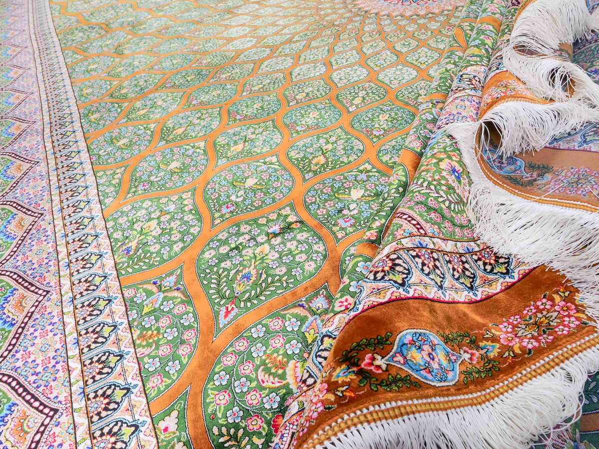 Ghom Maschinenteppich "Goshasp" 350 x 250 cm, mit Medaillon, aus pflanzlicher Seide (Viskose), Braun-Grün. Teppichnummer: V40WN875H. Persian Luxury Collection by Khademi. Made in Iran / Persia – Vertrieb durch JUPITER Intl.