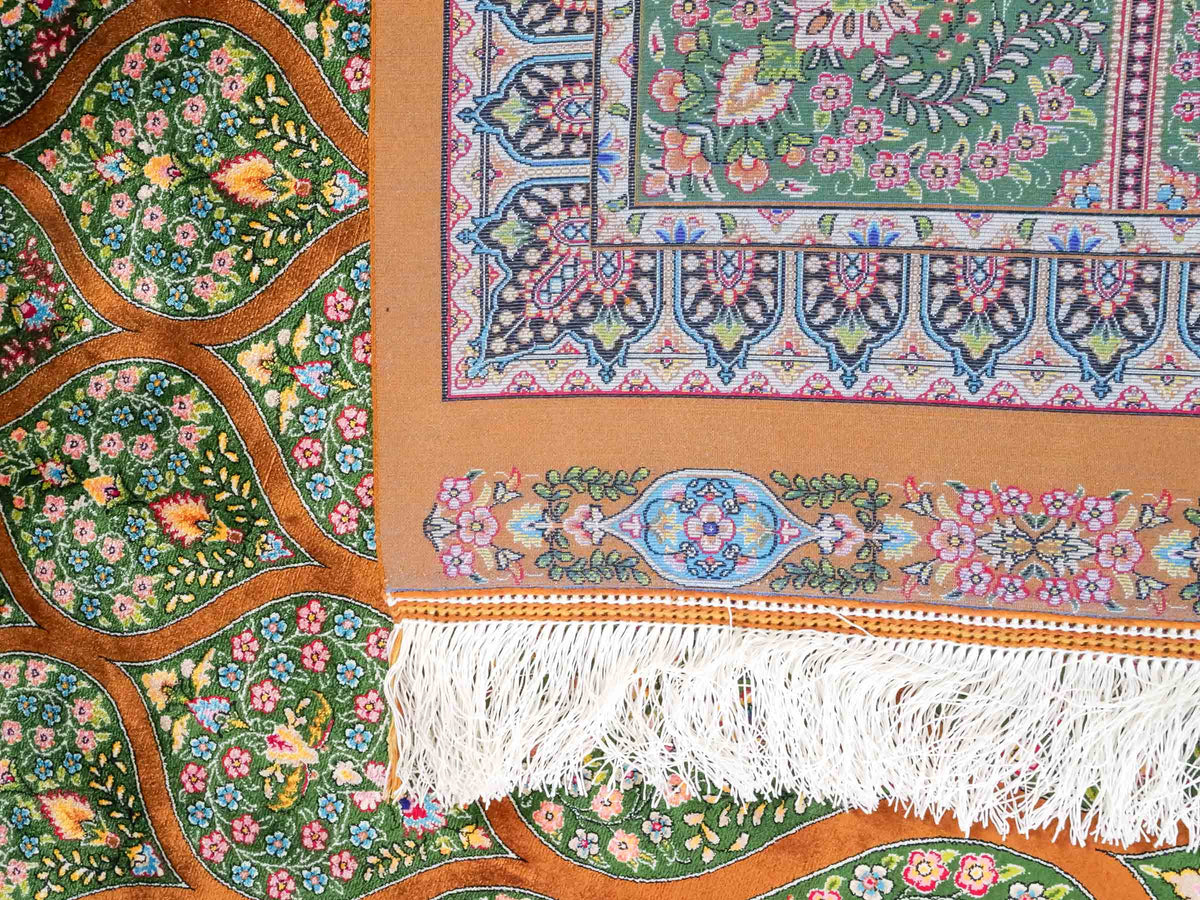 Ghom Maschinenteppich "Goshasp" 350 x 250 cm, mit Medaillon, aus pflanzlicher Seide (Viskose), Braun-Grün. Teppichnummer: V40WN875H. Persian Luxury Collection by Khademi. Made in Iran / Persia – Vertrieb durch JUPITER Intl.