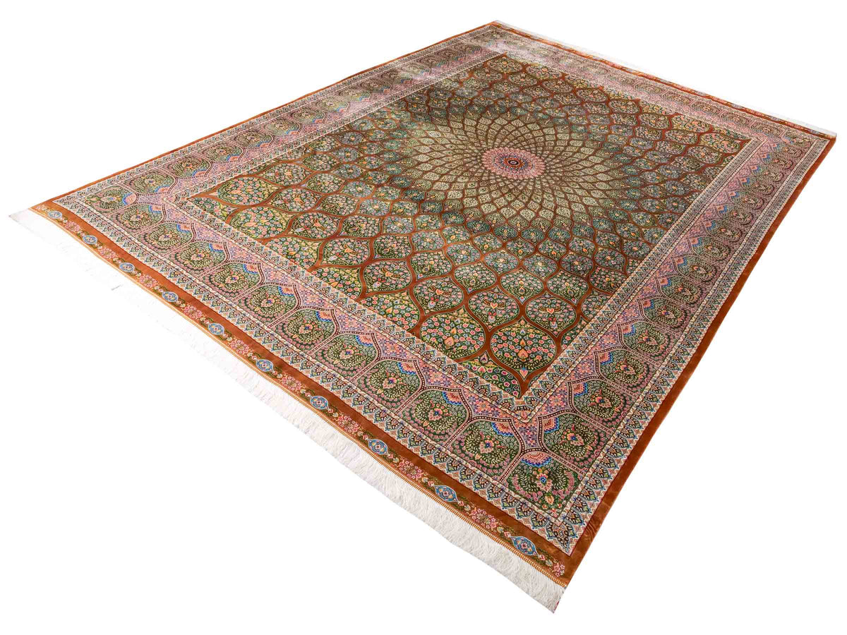 Ghom Maschinenteppich "Goshasp" 350 x 250 cm, mit Medaillon, aus pflanzlicher Seide (Viskose), Braun-Grün. Teppichnummer: V40WN875H. Persian Luxury Collection by Khademi. Made in Iran / Persia – Vertrieb durch JUPITER Intl.