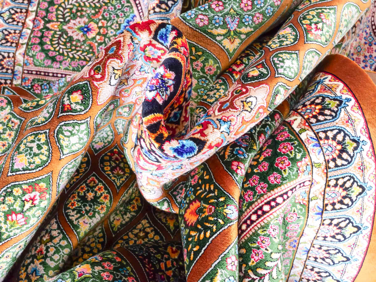 Ghom Maschinenteppich "Goshasp" 350 x 250 cm, mit Medaillon, aus pflanzlicher Seide (Viskose), Braun-Grün. Teppichnummer: V40WN875H. Persian Luxury Collection by Khademi. Made in Iran / Persia – Vertrieb durch JUPITER Intl.