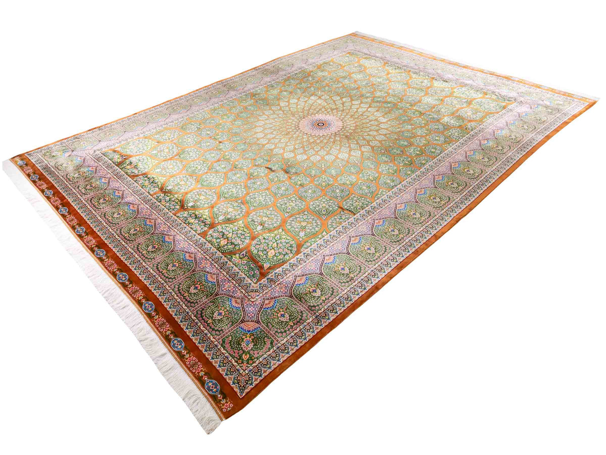 Ghom Maschinenteppich "Goshasp" 350 x 250 cm, mit Medaillon, aus pflanzlicher Seide (Viskose), Braun-Grün. Teppichnummer: V40WN875H. Persian Luxury Collection by Khademi. Made in Iran / Persia – Vertrieb durch JUPITER Intl.