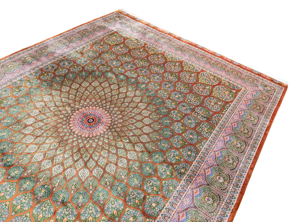 Ghom Maschinenteppich "Goshasp" 350 x 250 cm, mit Medaillon, aus pflanzlicher Seide (Viskose), Braun-Grün. Teppichnummer: V40WN875H. Persian Luxury Collection by Khademi. Made in Iran / Persia – Vertrieb durch JUPITER Intl.