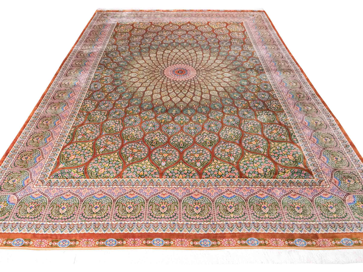 Ghom Maschinenteppich "Goshasp" 350 x 250 cm, mit Medaillon, aus pflanzlicher Seide (Viskose), Braun-Grün. Teppichnummer: V40WN875H. Persian Luxury Collection by Khademi. Made in Iran / Persia – Vertrieb durch JUPITER Intl.