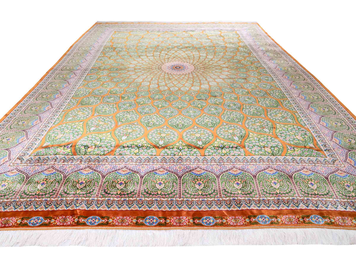Ghom Maschinenteppich "Goshasp" 350 x 250 cm, mit Medaillon, aus pflanzlicher Seide (Viskose), Braun-Grün. Teppichnummer: V40WN875H. Persian Luxury Collection by Khademi. Made in Iran / Persia – Vertrieb durch JUPITER Intl.