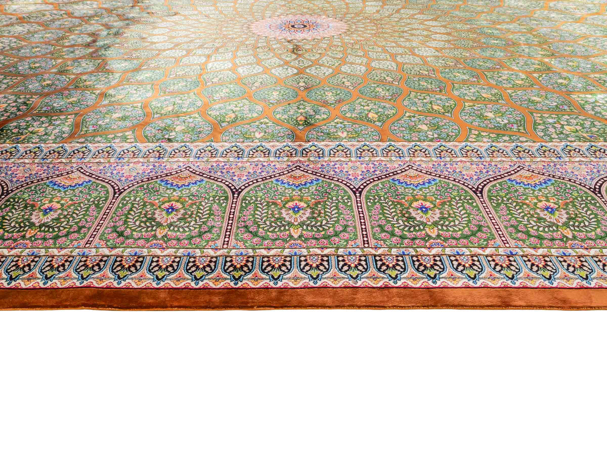Ghom Maschinenteppich "Goshasp" 350 x 250 cm, mit Medaillon, aus pflanzlicher Seide (Viskose), Braun-Grün. Teppichnummer: V40WN875H. Persian Luxury Collection by Khademi. Made in Iran / Persia – Vertrieb durch JUPITER Intl.
