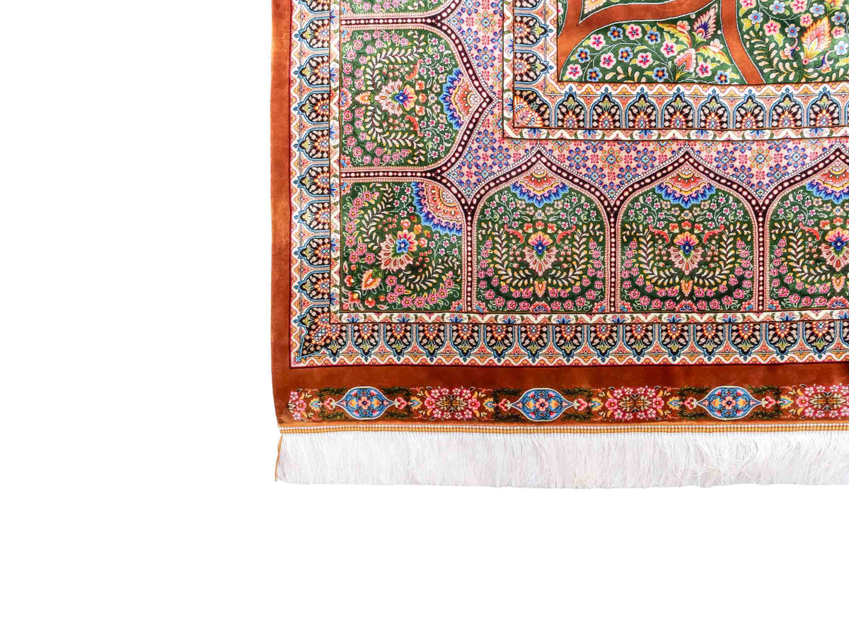 Ghom Maschinenteppich "Goshasp" 350 x 250 cm, mit Medaillon, aus pflanzlicher Seide (Viskose), Braun-Grün. Teppichnummer: V40WN875H. Persian Luxury Collection by Khademi. Made in Iran / Persia – Vertrieb durch JUPITER Intl.