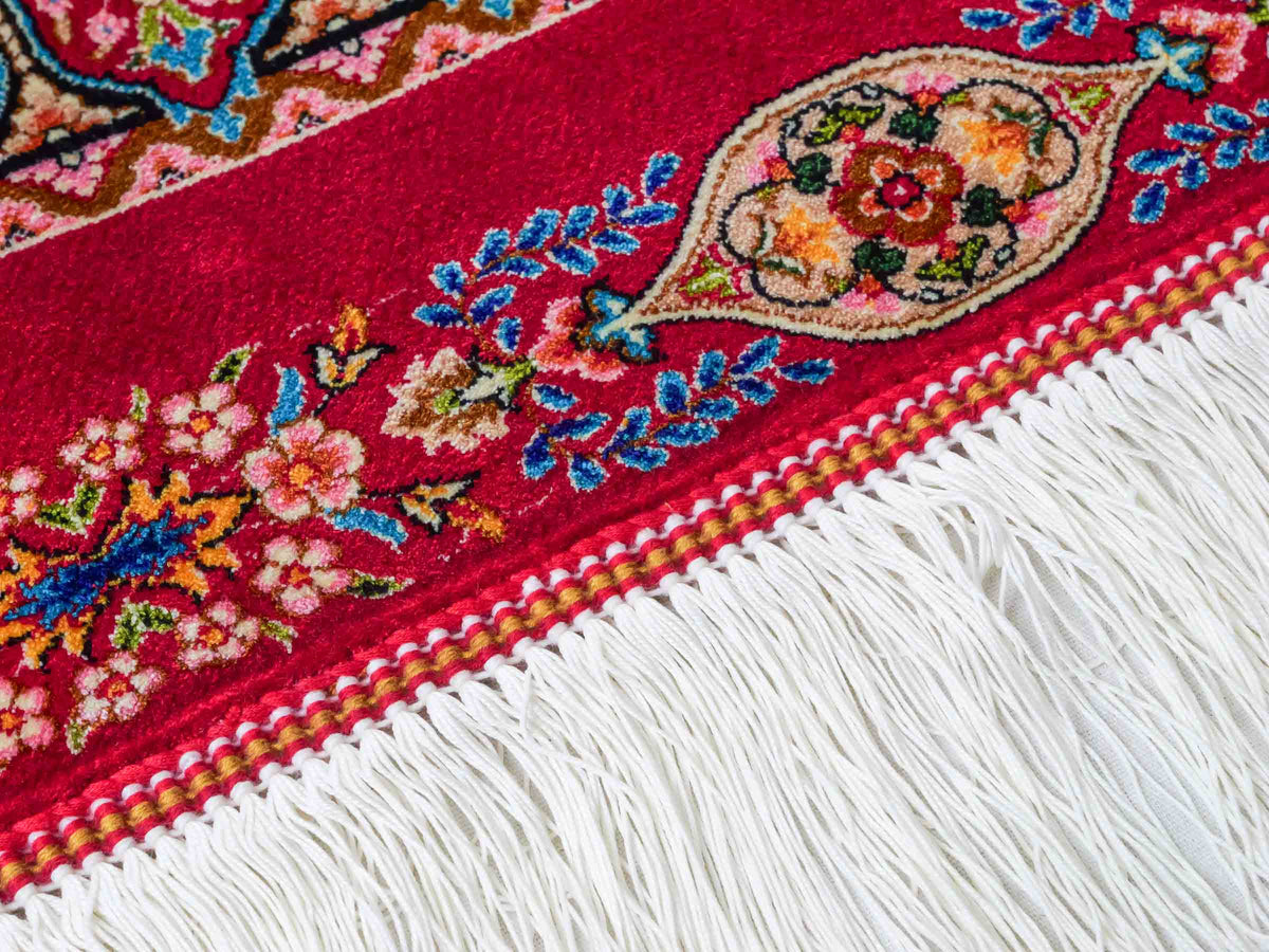 Ghom Maschinenteppich "Goshasp" 350 x 250 cm, mit Medaillon, aus pflanzlicher Seide (Viskose), Rot-Gold. Teppichnummer: V40RD875H. Persian Luxury Collection by Khademi. Made in Iran / Persia – Vertrieb durch JUPITER Intl.