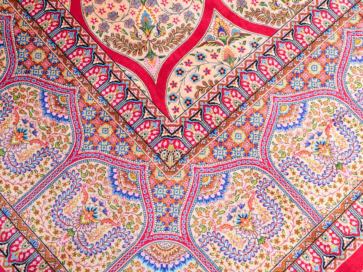 Ghom Maschinenteppich "Goshasp" 350 x 250 cm, mit Medaillon, aus pflanzlicher Seide (Viskose), Rot-Gold. Teppichnummer: V40RD875H. Persian Luxury Collection by Khademi. Made in Iran / Persia – Vertrieb durch JUPITER Intl.