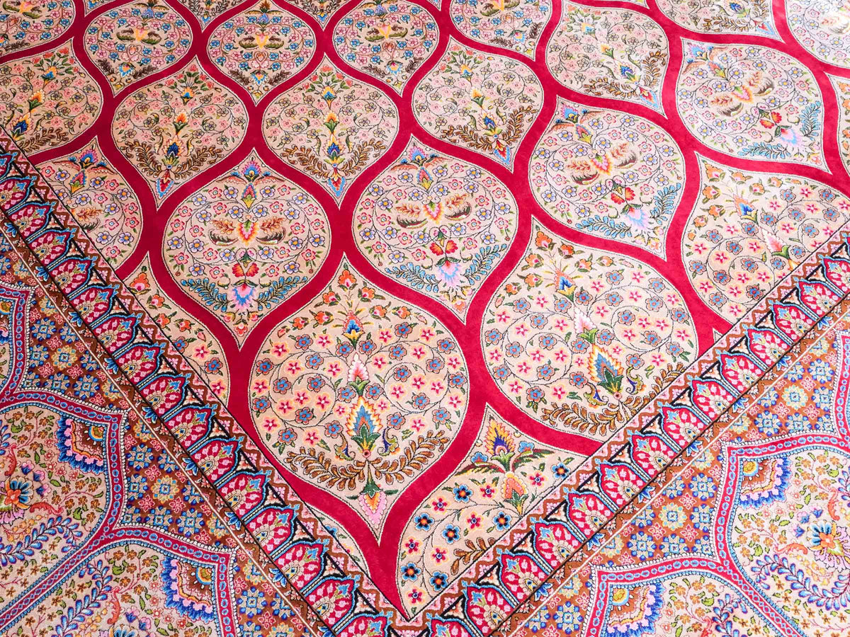 Ghom Maschinenteppich "Goshasp" 350 x 250 cm, mit Medaillon, aus pflanzlicher Seide (Viskose), Rot-Gold. Teppichnummer: V40RD875H. Persian Luxury Collection by Khademi. Made in Iran / Persia – Vertrieb durch JUPITER Intl.