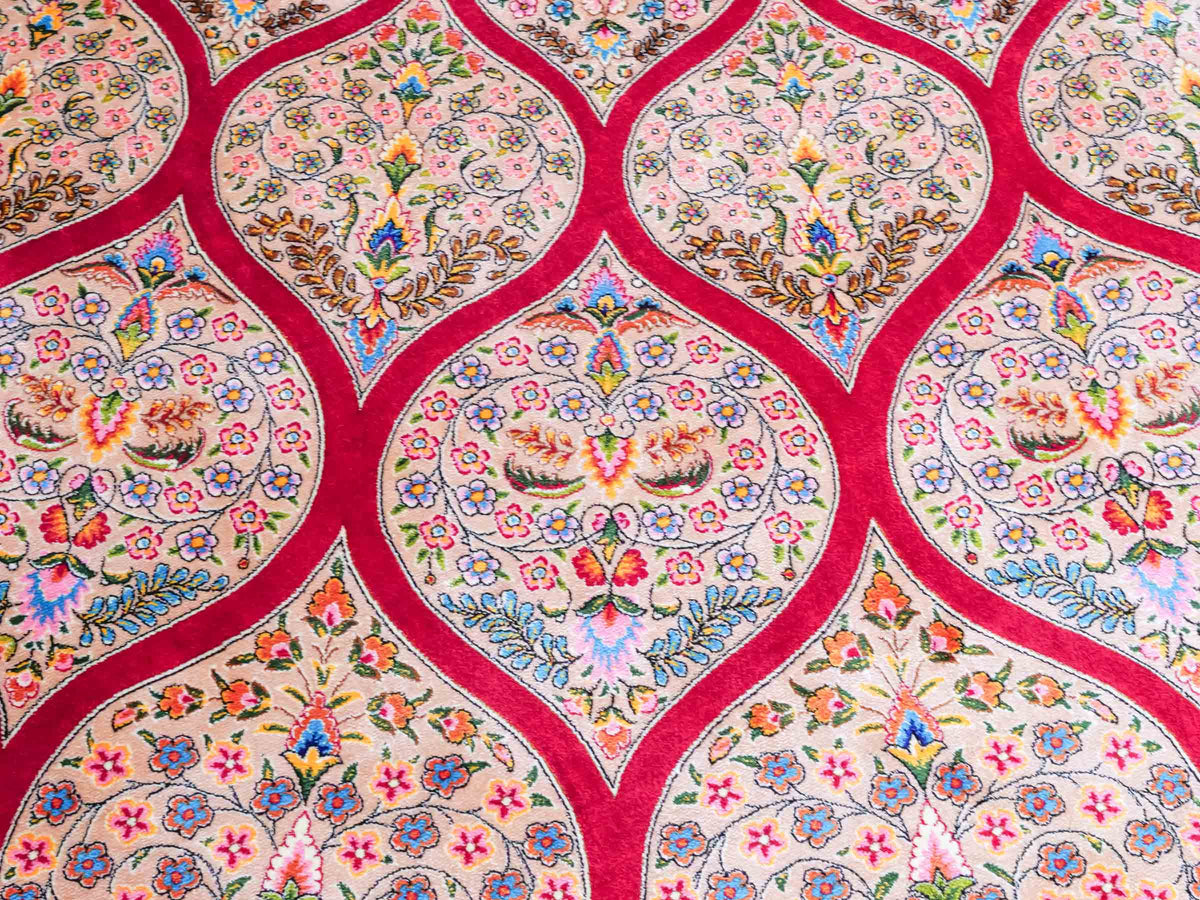 Ghom Maschinenteppich "Goshasp" 350 x 250 cm, mit Medaillon, aus pflanzlicher Seide (Viskose), Rot-Gold. Teppichnummer: V40RD875H. Persian Luxury Collection by Khademi. Made in Iran / Persia – Vertrieb durch JUPITER Intl.