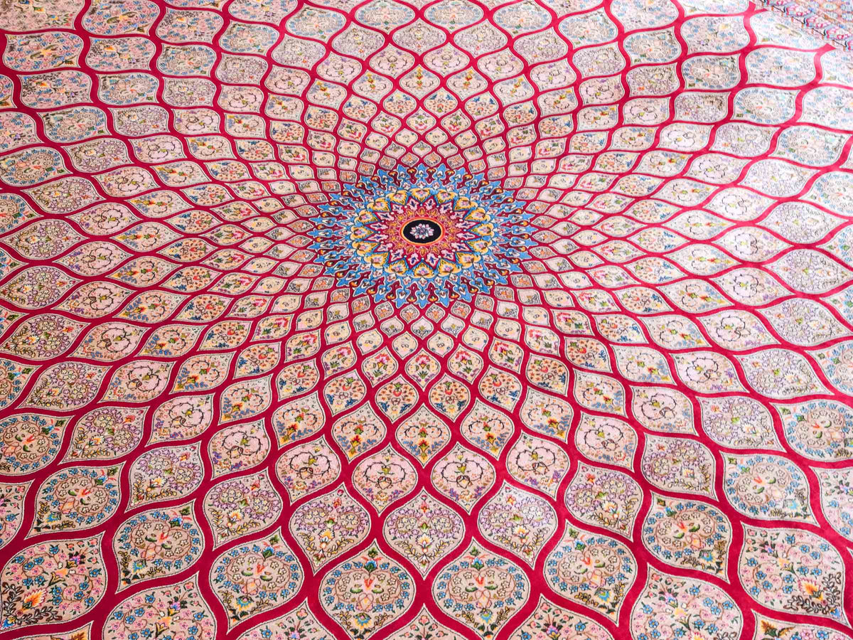 Ghom Maschinenteppich "Goshasp" 350 x 250 cm, mit Medaillon, aus pflanzlicher Seide (Viskose), Rot-Gold. Teppichnummer: V40RD875H. Persian Luxury Collection by Khademi. Made in Iran / Persia – Vertrieb durch JUPITER Intl.