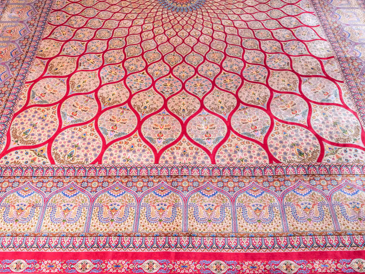 Ghom Maschinenteppich "Goshasp" 350 x 250 cm, mit Medaillon, aus pflanzlicher Seide (Viskose), Rot-Gold. Teppichnummer: V40RD875H. Persian Luxury Collection by Khademi. Made in Iran / Persia – Vertrieb durch JUPITER Intl.