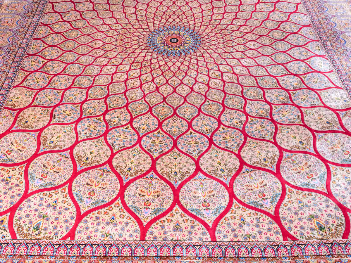 Ghom Maschinenteppich "Goshasp" 350 x 250 cm, mit Medaillon, aus pflanzlicher Seide (Viskose), Rot-Gold. Teppichnummer: V40RD875H. Persian Luxury Collection by Khademi. Made in Iran / Persia – Vertrieb durch JUPITER Intl.