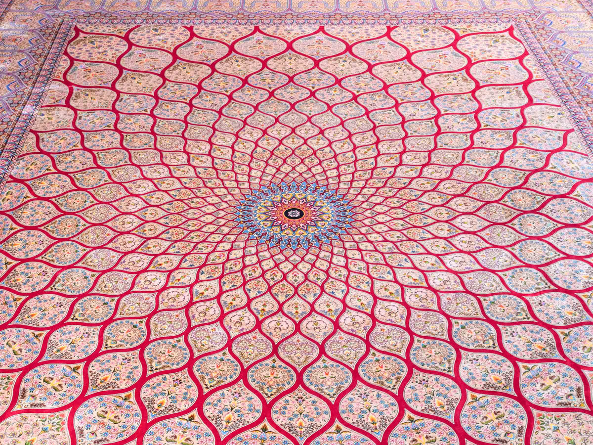 Ghom Maschinenteppich "Goshasp" 350 x 250 cm, mit Medaillon, aus pflanzlicher Seide (Viskose), Rot-Gold. Teppichnummer: V40RD875H. Persian Luxury Collection by Khademi. Made in Iran / Persia – Vertrieb durch JUPITER Intl.