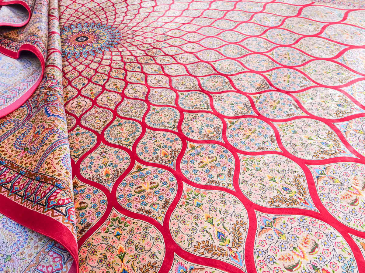 Ghom Maschinenteppich "Goshasp" 350 x 250 cm, mit Medaillon, aus pflanzlicher Seide (Viskose), Rot-Gold. Teppichnummer: V40RD875H. Persian Luxury Collection by Khademi. Made in Iran / Persia – Vertrieb durch JUPITER Intl.