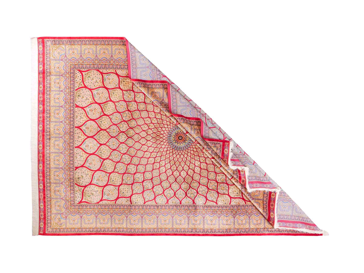 Ghom Maschinenteppich "Goshasp" 350 x 250 cm, mit Medaillon, aus pflanzlicher Seide (Viskose), Rot-Gold. Teppichnummer: V40RD875H. Persian Luxury Collection by Khademi. Made in Iran / Persia – Vertrieb durch JUPITER Intl.