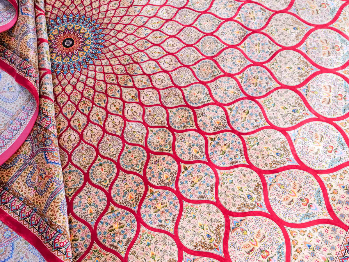 Ghom Maschinenteppich "Goshasp" 350 x 250 cm, mit Medaillon, aus pflanzlicher Seide (Viskose), Rot-Gold. Teppichnummer: V40RD875H. Persian Luxury Collection by Khademi. Made in Iran / Persia – Vertrieb durch JUPITER Intl.