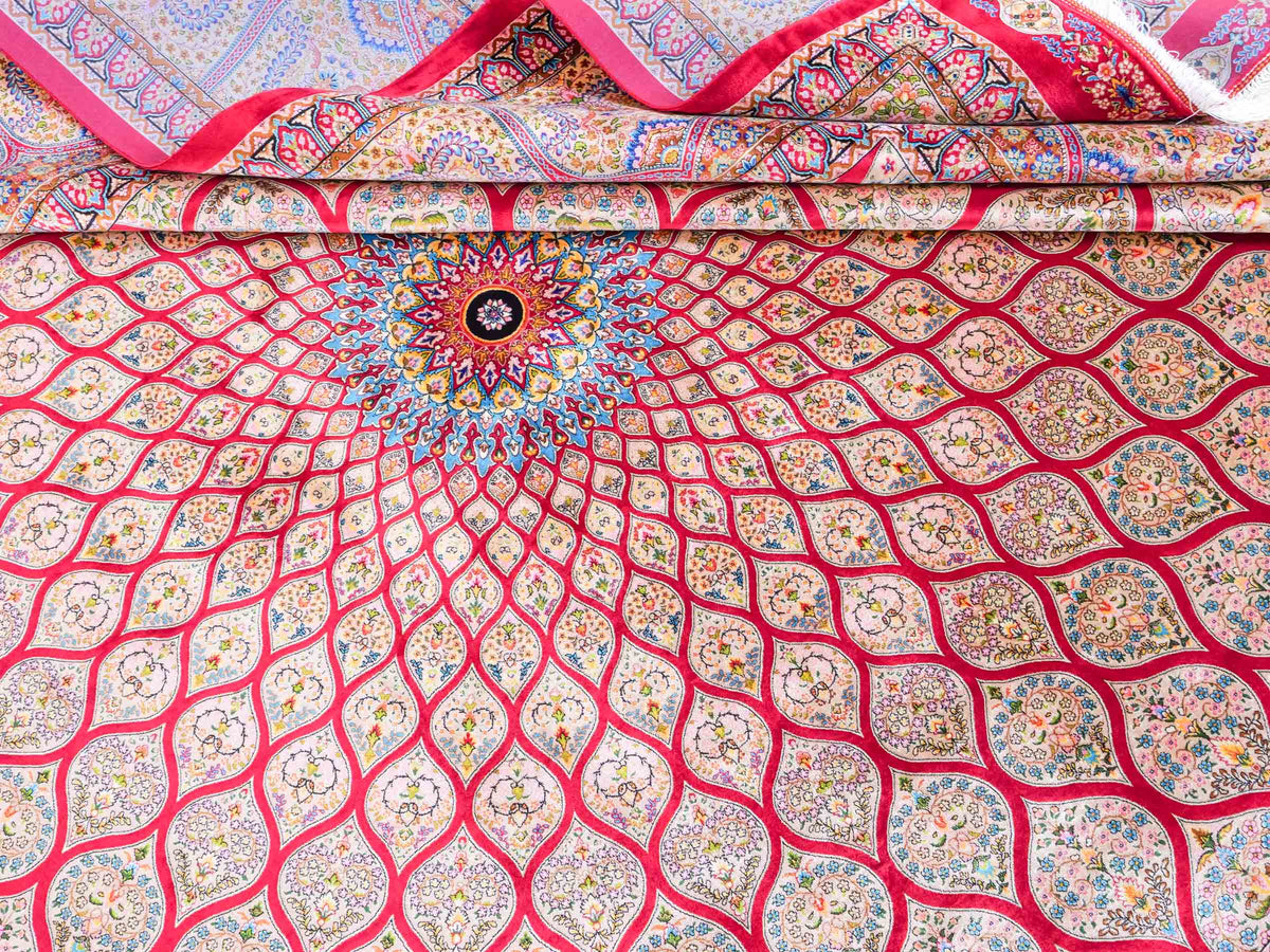 Ghom Maschinenteppich "Goshasp" 350 x 250 cm, mit Medaillon, aus pflanzlicher Seide (Viskose), Rot-Gold. Teppichnummer: V40RD875H. Persian Luxury Collection by Khademi. Made in Iran / Persia – Vertrieb durch JUPITER Intl.