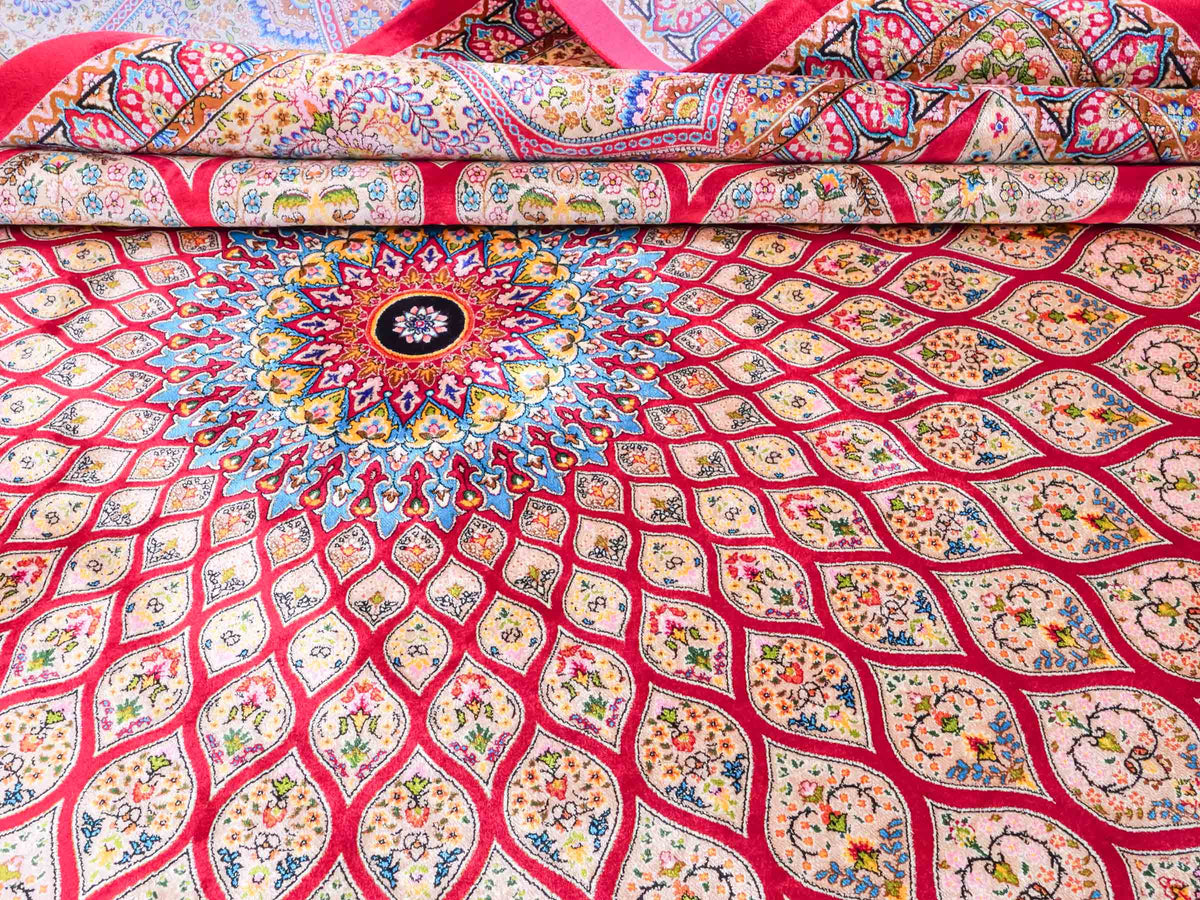 Ghom Maschinenteppich "Goshasp" 350 x 250 cm, mit Medaillon, aus pflanzlicher Seide (Viskose), Rot-Gold. Teppichnummer: V40RD875H. Persian Luxury Collection by Khademi. Made in Iran / Persia – Vertrieb durch JUPITER Intl.