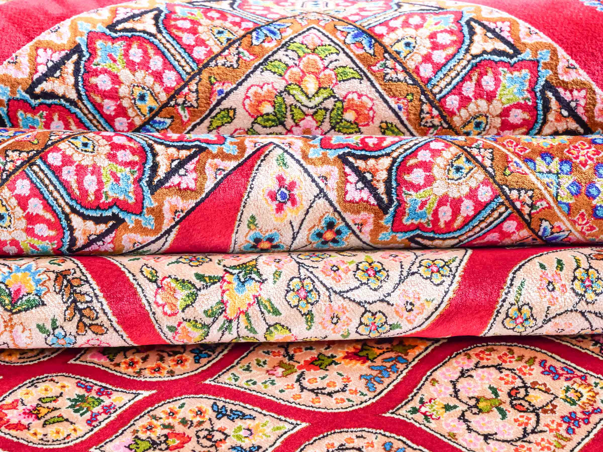 Ghom Maschinenteppich "Goshasp" 350 x 250 cm, mit Medaillon, aus pflanzlicher Seide (Viskose), Rot-Gold. Teppichnummer: V40RD875H. Persian Luxury Collection by Khademi. Made in Iran / Persia – Vertrieb durch JUPITER Intl.