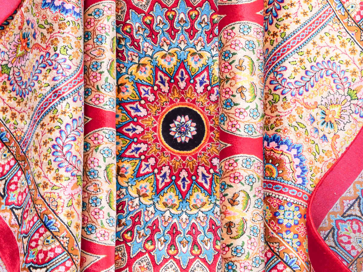 Ghom Maschinenteppich "Goshasp" 350 x 250 cm, mit Medaillon, aus pflanzlicher Seide (Viskose), Rot-Gold. Teppichnummer: V40RD875H. Persian Luxury Collection by Khademi. Made in Iran / Persia – Vertrieb durch JUPITER Intl.