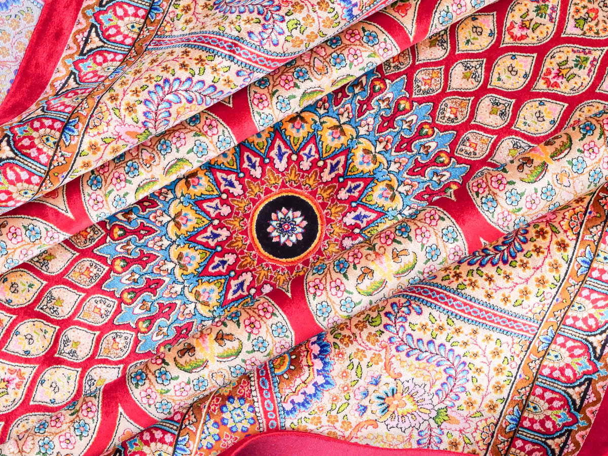 Ghom Maschinenteppich "Goshasp" 350 x 250 cm, mit Medaillon, aus pflanzlicher Seide (Viskose), Rot-Gold. Teppichnummer: V40RD875H. Persian Luxury Collection by Khademi. Made in Iran / Persia – Vertrieb durch JUPITER Intl.