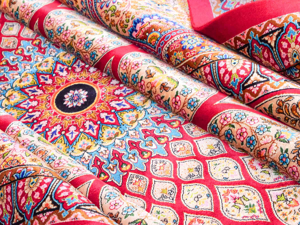 Ghom Maschinenteppich "Goshasp" 350 x 250 cm, mit Medaillon, aus pflanzlicher Seide (Viskose), Rot-Gold. Teppichnummer: V40RD875H. Persian Luxury Collection by Khademi. Made in Iran / Persia – Vertrieb durch JUPITER Intl.