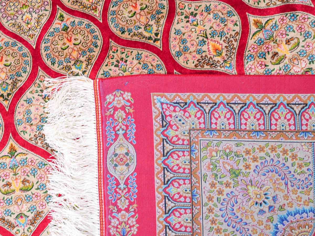 Ghom Maschinenteppich "Goshasp" 350 x 250 cm, mit Medaillon, aus pflanzlicher Seide (Viskose), Rot-Gold. Teppichnummer: V40RD875H. Persian Luxury Collection by Khademi. Made in Iran / Persia – Vertrieb durch JUPITER Intl.