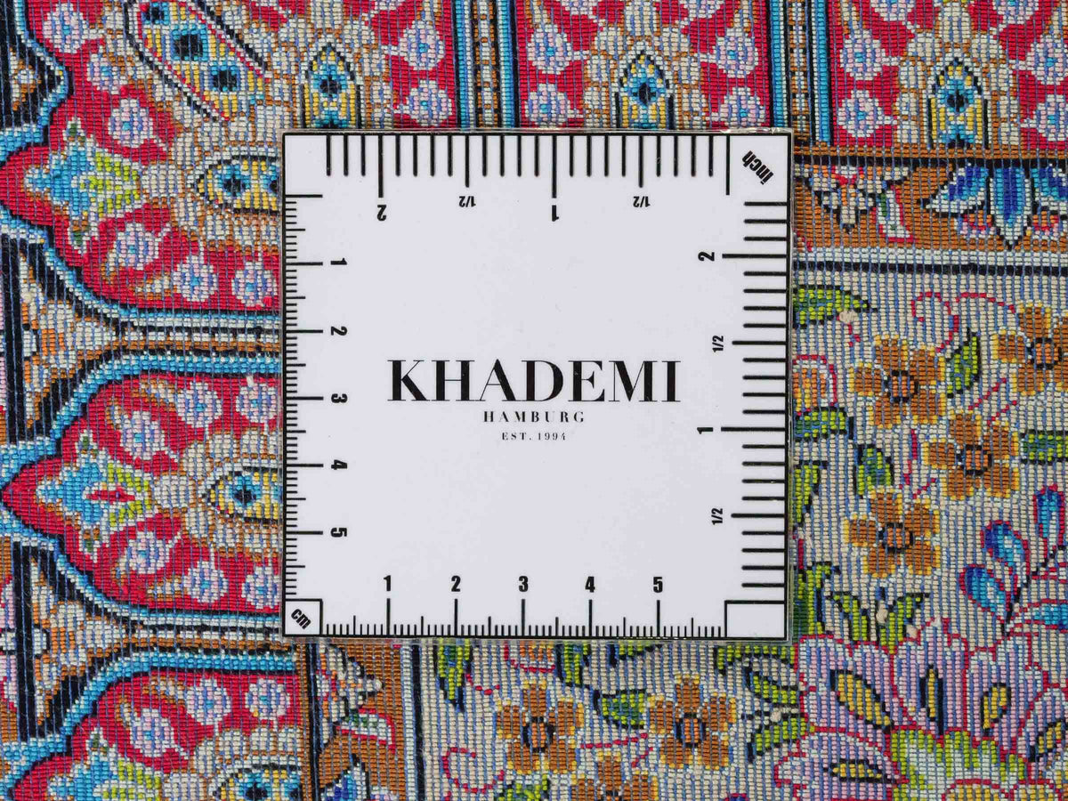 Ghom Maschinenteppich "Goshasp" 350 x 250 cm, mit Medaillon, aus pflanzlicher Seide (Viskose), Rot-Gold. Teppichnummer: V40RD875H. Persian Luxury Collection by Khademi. Made in Iran / Persia – Vertrieb durch JUPITER Intl.