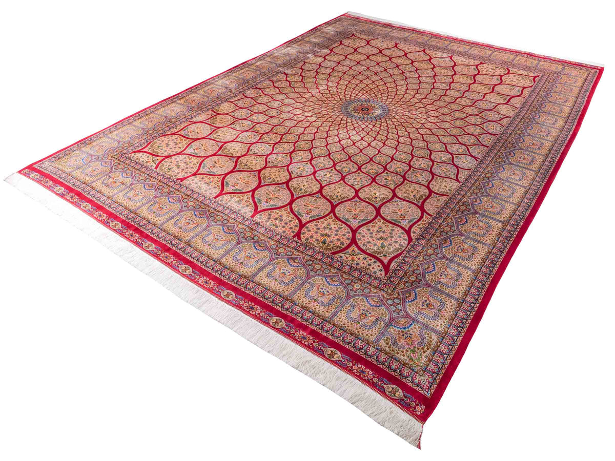 Ghom Maschinenteppich "Goshasp" 350 x 250 cm, mit Medaillon, aus pflanzlicher Seide (Viskose), Rot-Gold. Teppichnummer: V40RD875H. Persian Luxury Collection by Khademi. Made in Iran / Persia – Vertrieb durch JUPITER Intl.