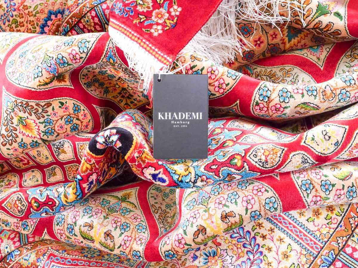 Ghom Maschinenteppich "Goshasp" 350 x 250 cm, mit Medaillon, aus pflanzlicher Seide (Viskose), Rot-Gold. Teppichnummer: V40RD875H. Persian Luxury Collection by Khademi. Made in Iran / Persia – Vertrieb durch JUPITER Intl.