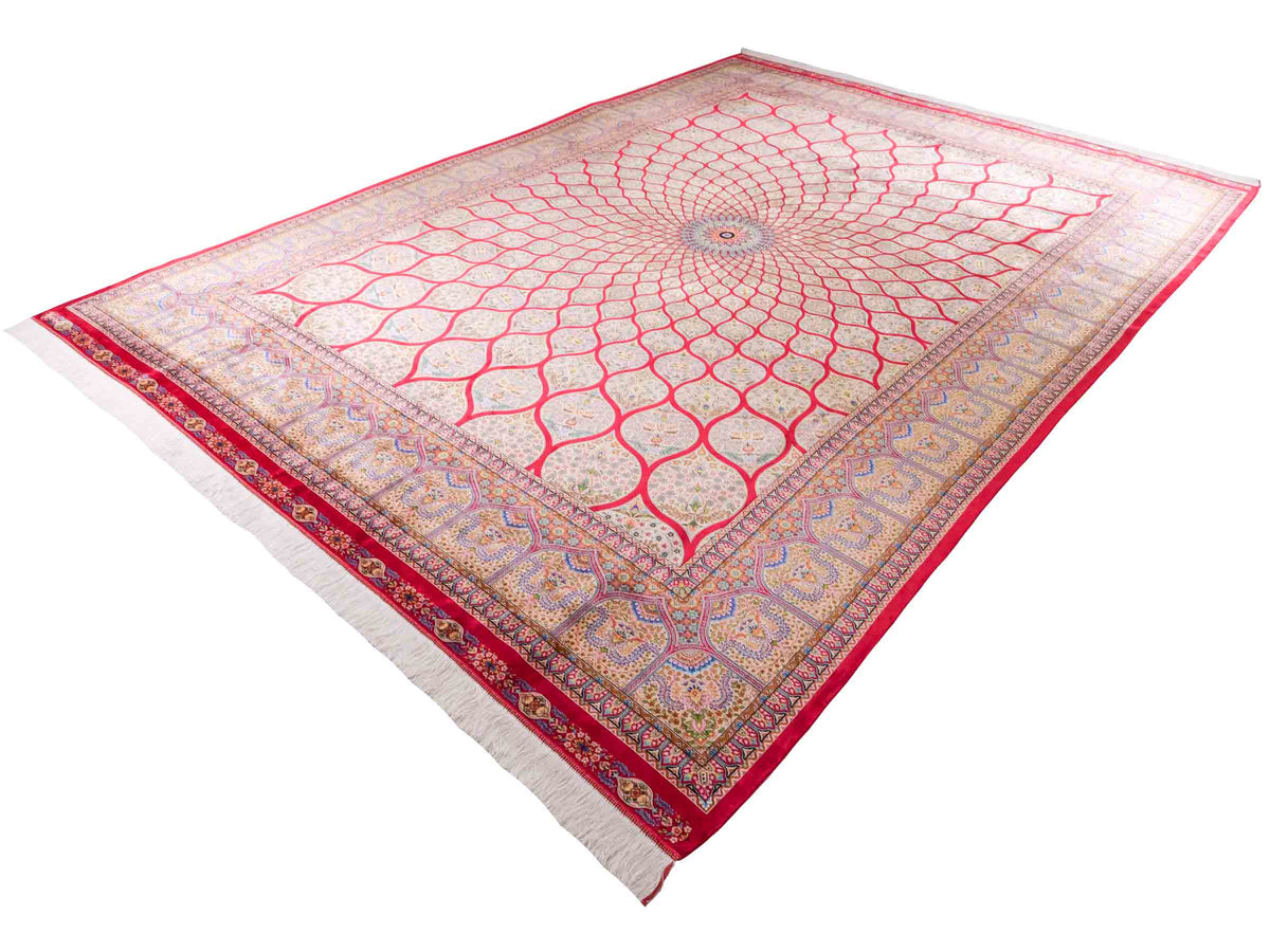 Ghom Maschinenteppich "Goshasp" 350 x 250 cm, mit Medaillon, aus pflanzlicher Seide (Viskose), Rot-Gold. Teppichnummer: V40RD875H. Persian Luxury Collection by Khademi. Made in Iran / Persia – Vertrieb durch JUPITER Intl.