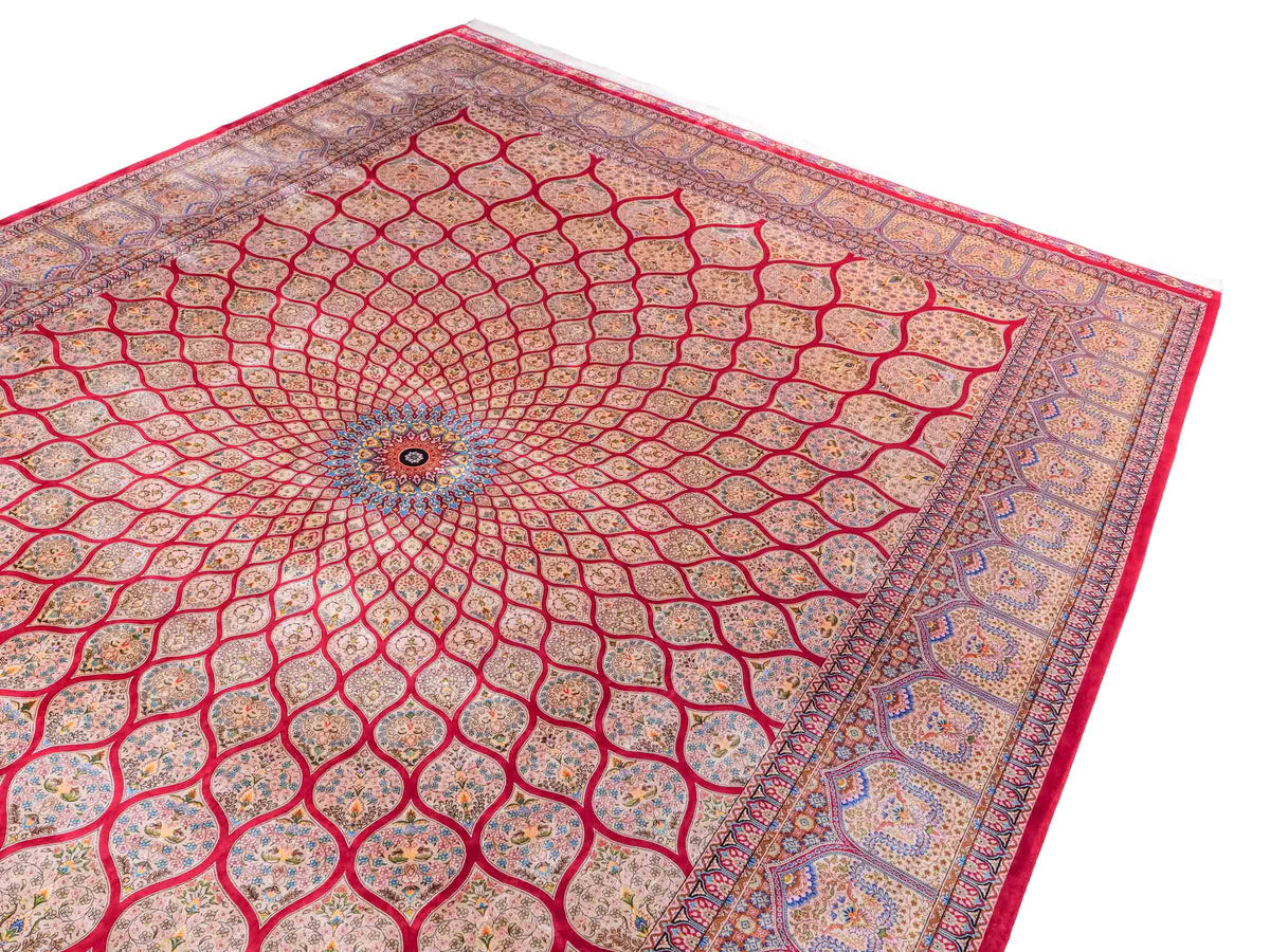 Ghom Maschinenteppich "Goshasp" 350 x 250 cm, mit Medaillon, aus pflanzlicher Seide (Viskose), Rot-Gold. Teppichnummer: V40RD875H. Persian Luxury Collection by Khademi. Made in Iran / Persia – Vertrieb durch JUPITER Intl.