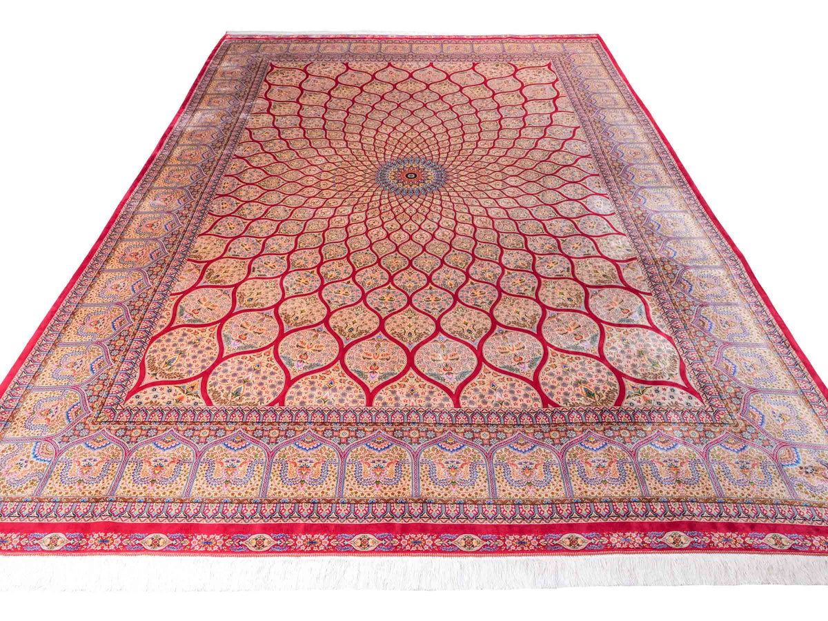 Ghom Maschinenteppich "Goshasp" 350 x 250 cm, mit Medaillon, aus pflanzlicher Seide (Viskose), Rot-Gold. Teppichnummer: V40RD875H. Persian Luxury Collection by Khademi. Made in Iran / Persia – Vertrieb durch JUPITER Intl.