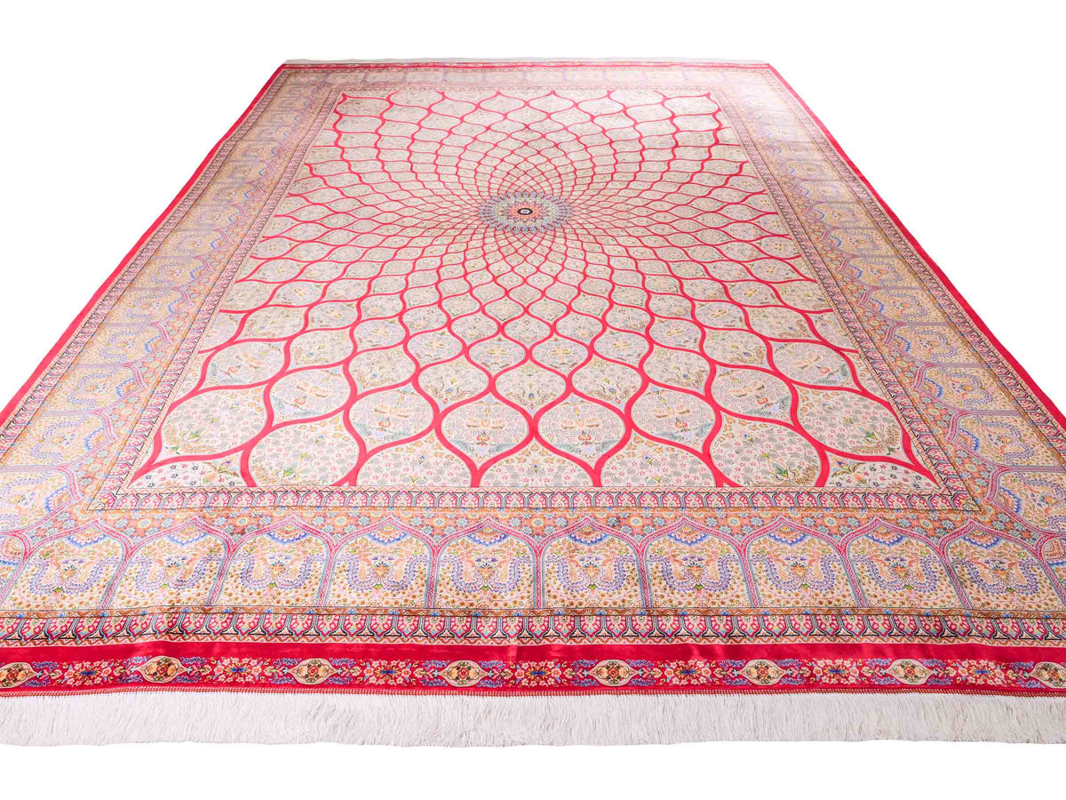 Ghom Maschinenteppich "Goshasp" 350 x 250 cm, mit Medaillon, aus pflanzlicher Seide (Viskose), Rot-Gold. Teppichnummer: V40RD875H. Persian Luxury Collection by Khademi. Made in Iran / Persia – Vertrieb durch JUPITER Intl.