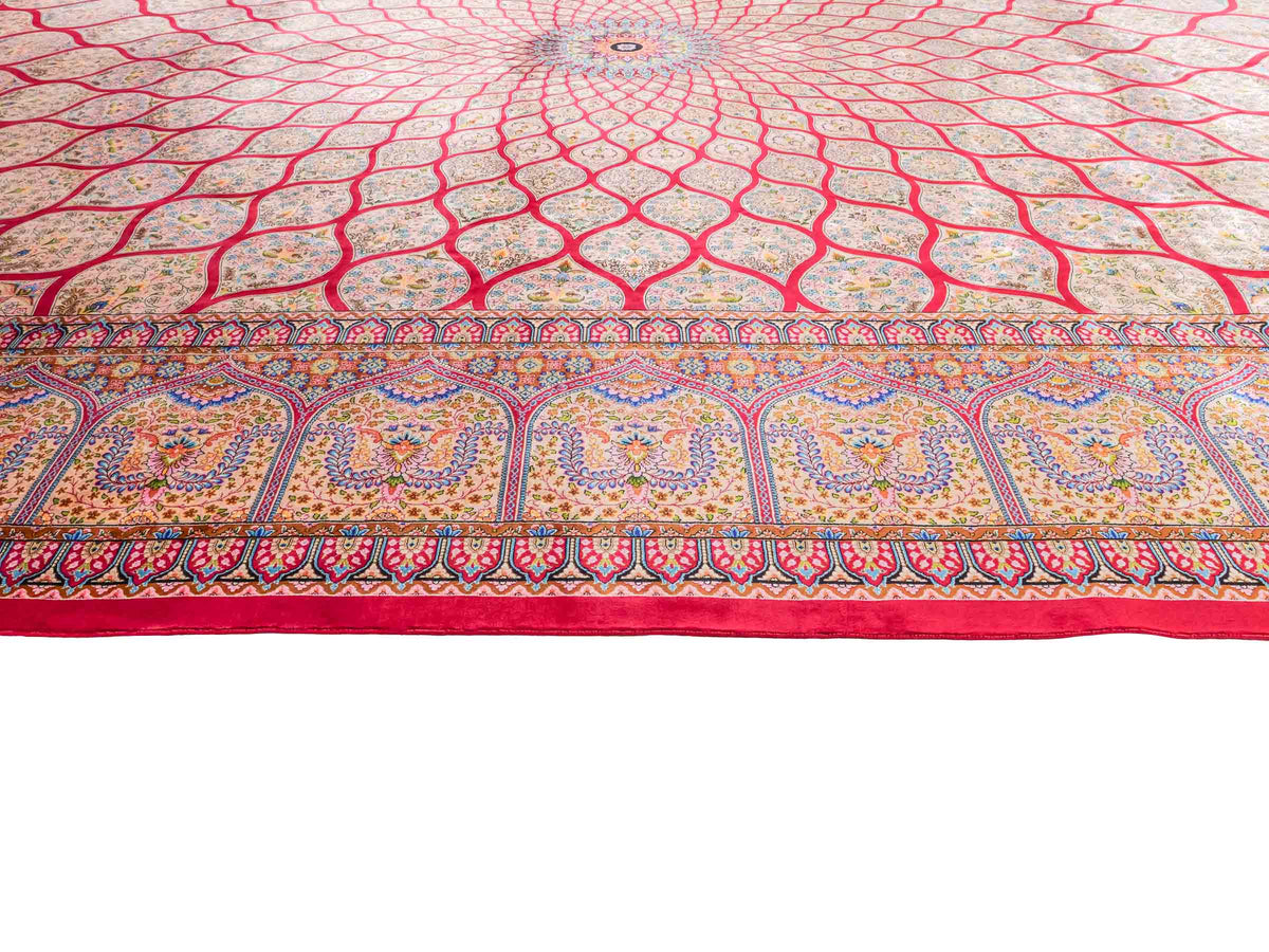 Ghom Maschinenteppich "Goshasp" 350 x 250 cm, mit Medaillon, aus pflanzlicher Seide (Viskose), Rot-Gold. Teppichnummer: V40RD875H. Persian Luxury Collection by Khademi. Made in Iran / Persia – Vertrieb durch JUPITER Intl.
