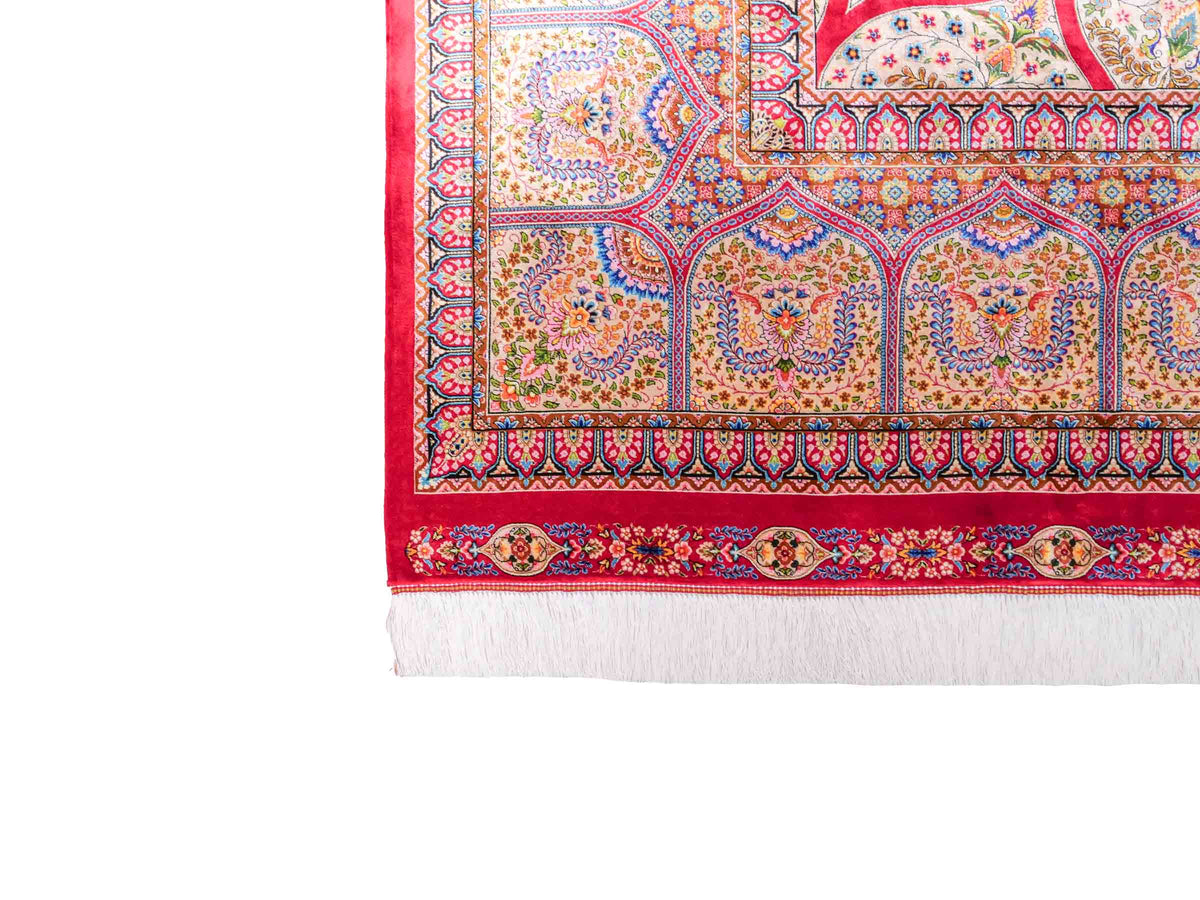 Ghom Maschinenteppich "Goshasp" 350 x 250 cm, mit Medaillon, aus pflanzlicher Seide (Viskose), Rot-Gold. Teppichnummer: V40RD875H. Persian Luxury Collection by Khademi. Made in Iran / Persia – Vertrieb durch JUPITER Intl.