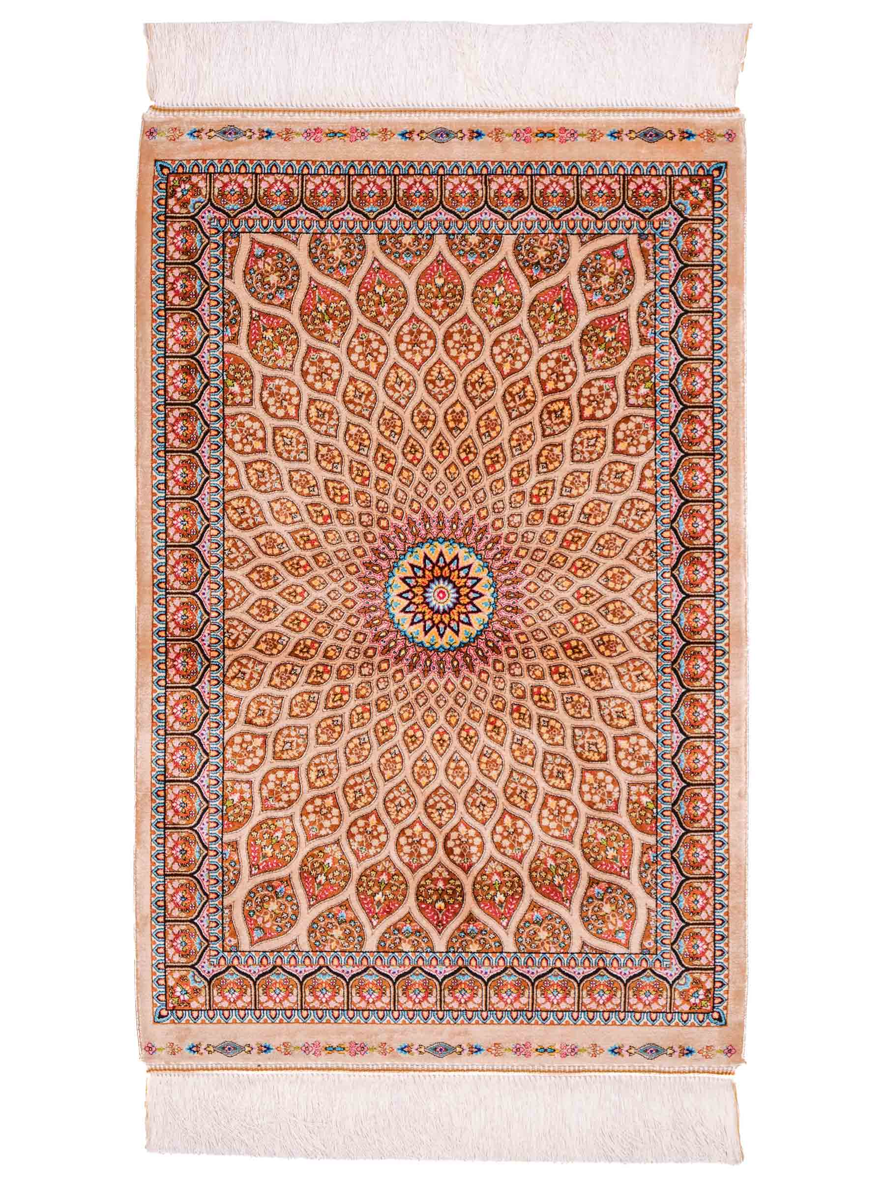 Ghom Maschinenteppich "Goshasp" 90 x 60 cm aus pflanzlicher Seide (Viskose) mit Gumbad-Medaillon, Beige. Teppichnummer: V40BG054H. Persian Luxury Collection by Khademi. Made in Iran / Persia – Vertrieb durch JUPITER Intl.