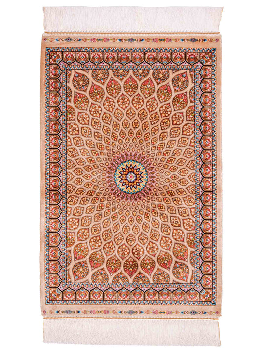 Ghom Maschinenteppich "Goshasp" 90 x 60 cm aus pflanzlicher Seide (Viskose) mit Gumbad-Medaillon, Beige. Teppichnummer: V40BG054H. Persian Luxury Collection by Khademi. Made in Iran / Persia – Vertrieb durch JUPITER Intl.