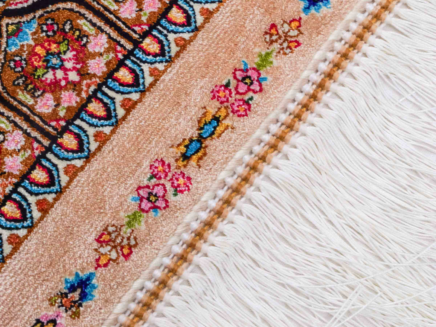 Ghom Maschinenteppich "Goshasp" 90 x 60 cm aus pflanzlicher Seide (Viskose) mit Gumbad-Medaillon, Beige. Teppichnummer: V40BG054H. Persian Luxury Collection by Khademi. Made in Iran / Persia – Vertrieb durch JUPITER Intl.